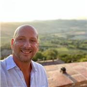 Lezioni di italiano per stranieri e scrittura creativa con docente laureato in lettere e comunicazione, disponibile online.